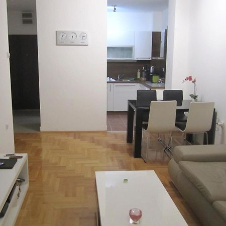 65 Square Meters Designer Apartment In Heart Of City - River View ! Park For Free Ni Kültér fotó