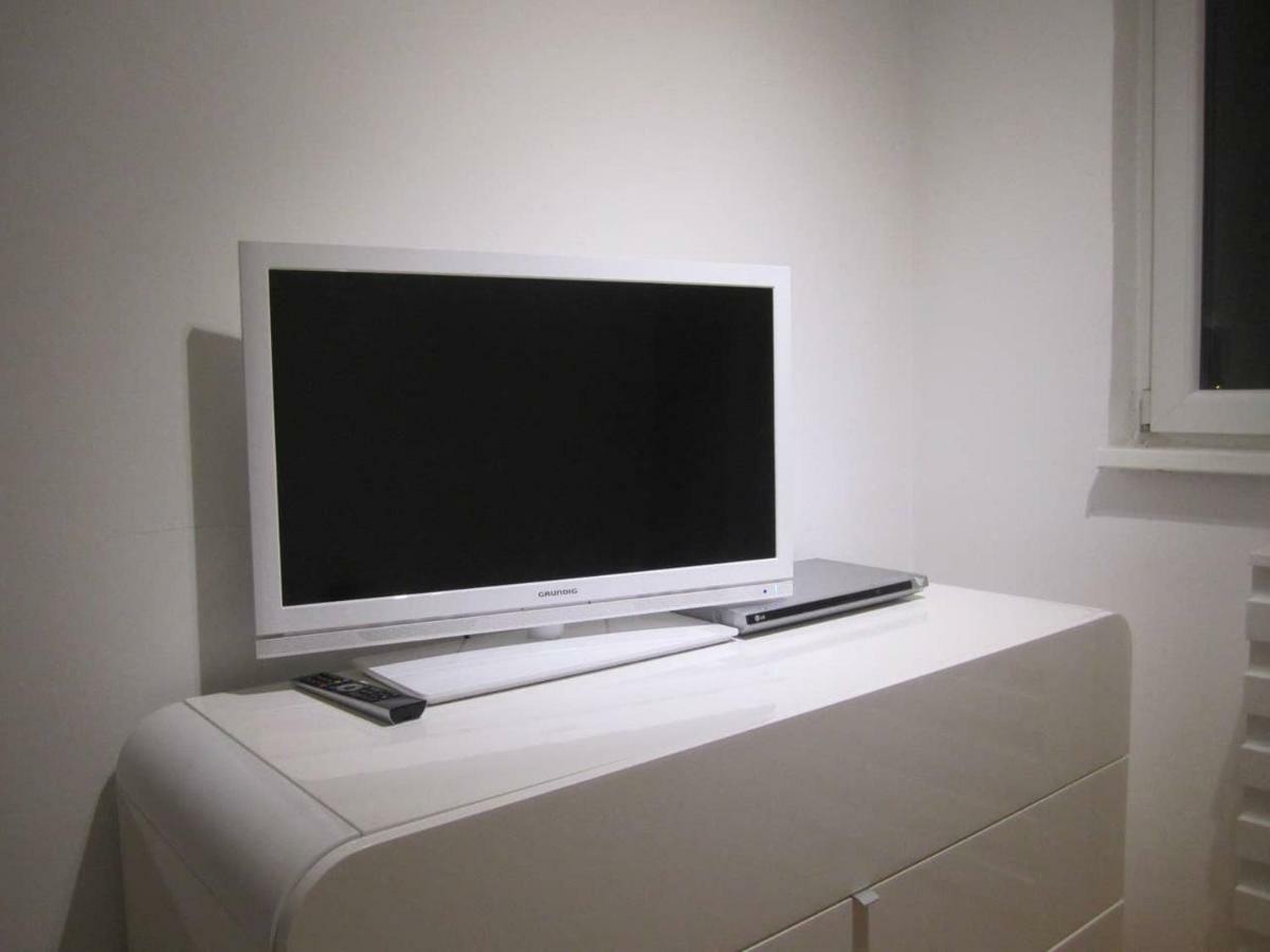 65 Square Meters Designer Apartment In Heart Of City - River View ! Park For Free Ni Kültér fotó