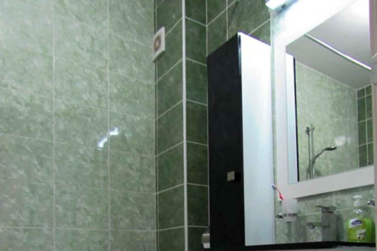 65 Square Meters Designer Apartment In Heart Of City - River View ! Park For Free Ni Kültér fotó