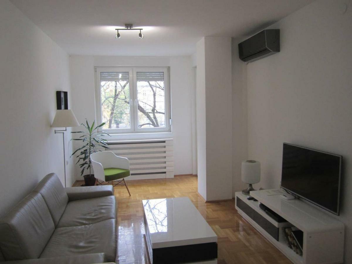 65 Square Meters Designer Apartment In Heart Of City - River View ! Park For Free Ni Kültér fotó