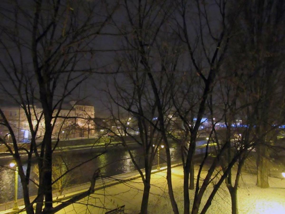 65 Square Meters Designer Apartment In Heart Of City - River View ! Park For Free Ni Kültér fotó