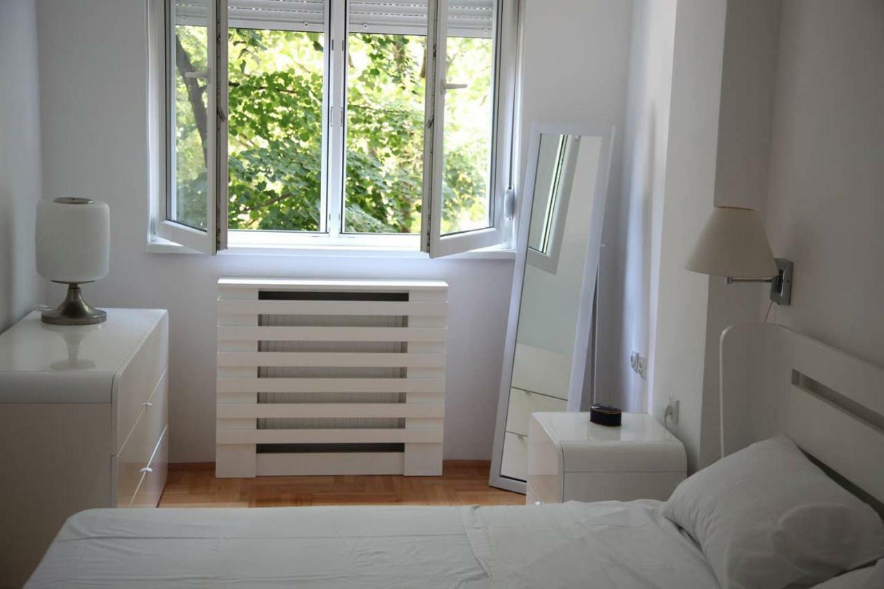65 Square Meters Designer Apartment In Heart Of City - River View ! Park For Free Ni Kültér fotó