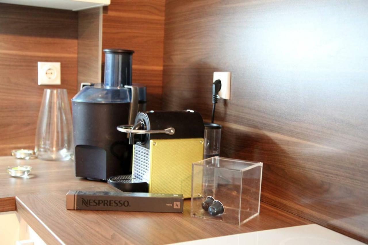 65 Square Meters Designer Apartment In Heart Of City - River View ! Park For Free Ni Kültér fotó