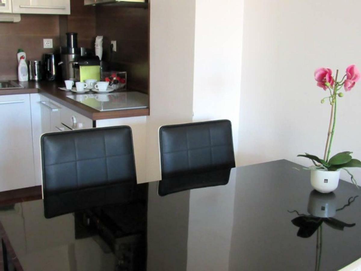 65 Square Meters Designer Apartment In Heart Of City - River View ! Park For Free Ni Kültér fotó