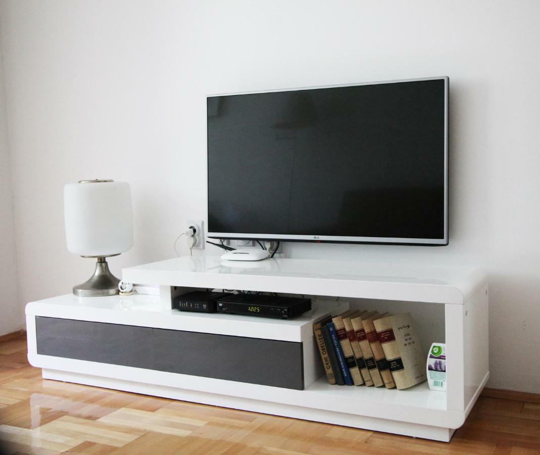 65 Square Meters Designer Apartment In Heart Of City - River View ! Park For Free Ni Kültér fotó